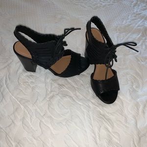 Restricted black peep-toe heels with tie